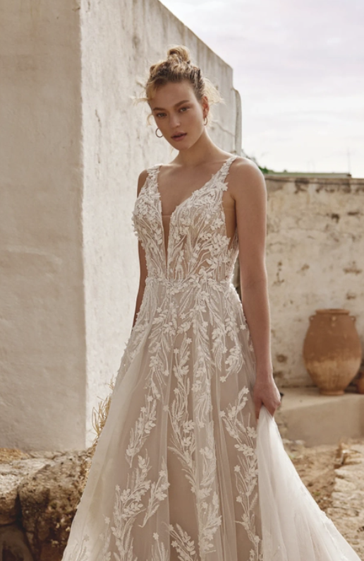 Autumn eggshell wedding dress